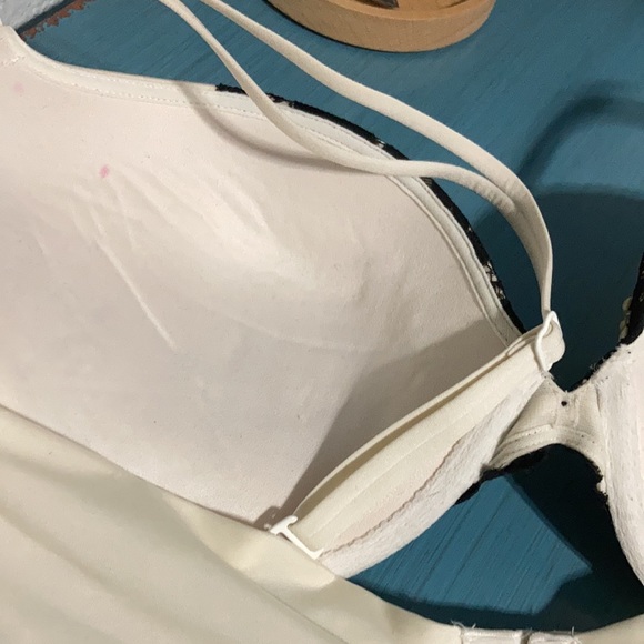 Black and white vs push up - Picture 2 of 4